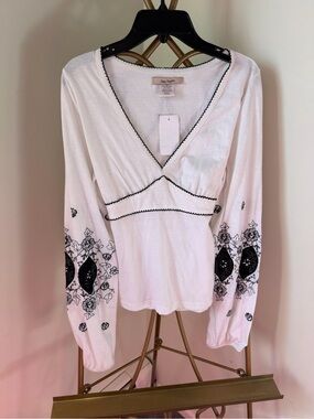 SOLD // Free People Women’s White Long Sleeve V-Neck Top with Floral Embroidery
